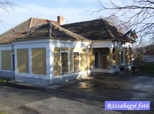 <tr> Gomba Fáy kúria